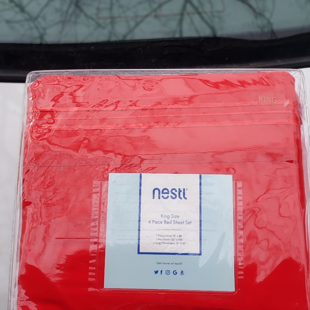 Nest Red King Size four piece sheet set